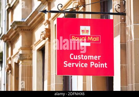 Londres, Angleterre, Royaume-Uni, 28 novembre 2020, l'affiche du point de service clientèle Royal Mail est ouverte pendant le verrouillage du code 19 Banque D'Images