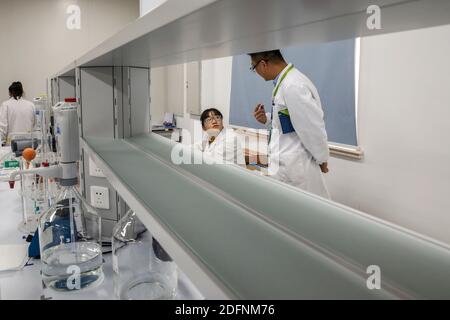 (201206) -- QIDONG, 6 décembre 2020 (Xinhua) -- les membres du personnel travaillent dans un laboratoire physique et chimique à la succursale de Bayer Healthcare Company Limited Qidong à Qidong, dans la province de Jiangsu, en Chine orientale, le 2 décembre 2020. Bayer, une entreprise innovante ayant des compétences essentielles dans les domaines de la santé et de l'agriculture, a non seulement intensifié ses investissements sur le marché chinois, mais a également approfondi son intégration dans le développement économique et social de la Chine. Comme d'autres investisseurs étrangers, le gouvernement chinois a accordé à Bayer un traitement égal, qui encourage l'innovation et la coopération. La société a été présente Banque D'Images