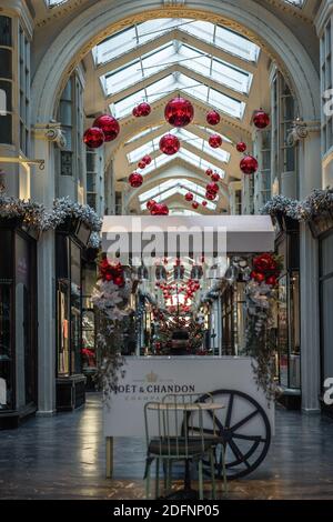 Stand de Moet Chandon déserté à Burlington Arcade pendant le confinement de Londres. Banque D'Images