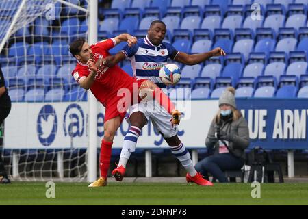 Yakou Mte de Reading et Yuri Ribeiro de Nottingham Forest défi pour le ballon lors du championnat EFL Sky Bet de Reading et Nottingham Forest au Madejski Stadium, Reading, Angleterre, le 5 décembre 2020. Photo de Ken Sparks. Utilisation éditoriale uniquement, licence requise pour une utilisation commerciale. Aucune utilisation dans les Paris, les jeux ou les publications d'un seul club/ligue/joueur. Banque D'Images