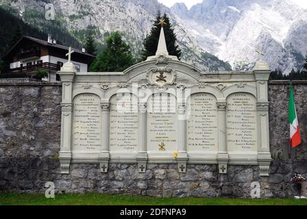 Carnic APLs, le col de Volaia. Pendant la première Guerre mondiale, il a été le théâtre de batailles sanglantes des armées italiennes et austro-hongroises. Tablette commémorative monumentale de l'Artillerie italienne. Cimetière du village de Collina, Banque D'Images