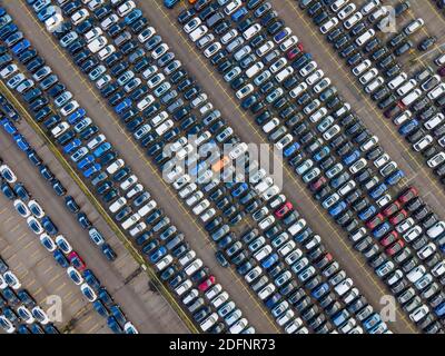 Vue de dessus de beaucoup de voitures garées en attente de l'antenne d'expédition vue de drone alignée Banque D'Images