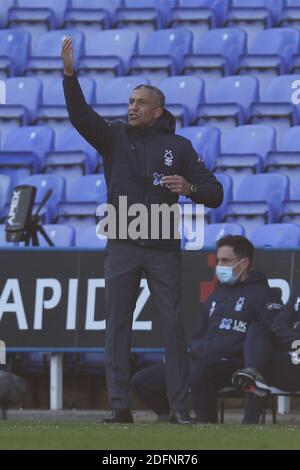 Chris Hughton, directeur forestier de Nottingham, lors du match de championnat EFL Sky Bet entre Reading et Nottingham Forest au Madejski Stadium de Reading, en Angleterre, le 5 décembre 2020. Photo de Ken Sparks. Utilisation éditoriale uniquement, licence requise pour une utilisation commerciale. Aucune utilisation dans les Paris, les jeux ou les publications d'un seul club/ligue/joueur. Banque D'Images