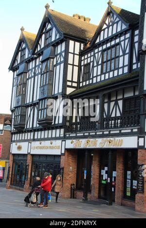 Les gens marchent devant un pub Flying Standard fermé dans le centre-ville.le premier week-end de nouvelles restrictions de coronavirus, la ville de Coventry est dans le niveau 3 - "très haut risque" sans pubs ou restaurants sont autorisés à commercer, à l'exception des plats à emporter, mais tous les magasins sont ouverts et les acheteurs sont en vigueur. Banque D'Images