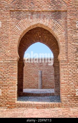 Porte de style architectural arabe située dans l'Alcazaba, une fortification palatiale de la période islamique du XIe siècle construite à Malaga, Costa del Banque D'Images