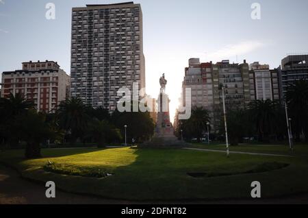 Mar del Plata, province de Buenos Aires, Argentine - juillet, 2020: Monument de Cristobal Colon (Christophe Colomb) contre la lumière du soleil à la Plaza Colon Banque D'Images