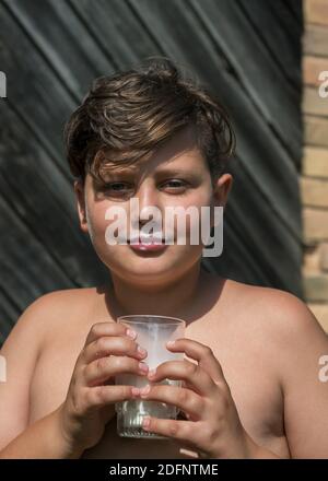 Beau garçon avec moustache en lait. Banque D'Images