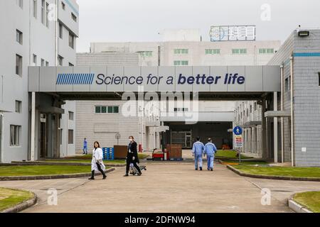 (201206) -- QIDONG, 6 décembre 2020 (Xinhua) -- des membres du personnel sont vus à la succursale de Bayer Healthcare Company Limited Qidong à Qidong, dans la province de Jiangsu, dans l'est de la Chine, le 2 décembre 2020. Bayer, une entreprise innovante ayant des compétences essentielles dans les domaines de la santé et de l'agriculture, a non seulement intensifié ses investissements sur le marché chinois, mais a également approfondi son intégration dans le développement économique et social de la Chine. Comme d'autres investisseurs étrangers, le gouvernement chinois a accordé à Bayer un traitement égal, qui encourage l'innovation et la coopération. La société a introduit de nouveaux produits pharmaceutiques dans Banque D'Images