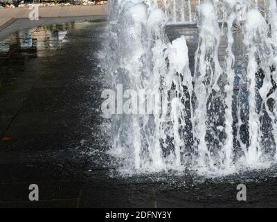 Jets d'eau émergeant des pavés d'une fontaine interactive dans le centre-ville de Budapest, en Hongrie, dans une journée automnale ensoleillée de septembre Banque D'Images