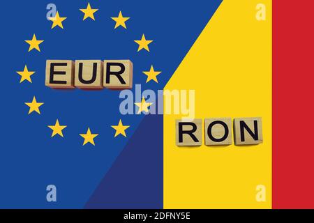 Codes des devises de l'Europe unie et de la Roumanie sur fond de drapeaux nationaux. Concept de transfert d'argent international Banque D'Images