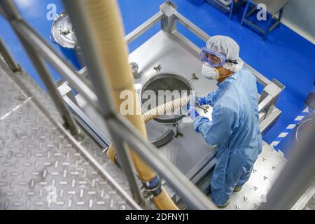 (201206) -- QIDONG, 6 décembre 2020 (Xinhua) -- UN membre du personnel travaille dans un atelier de granulation à la branche Qidong de Bayer Healthcare Company Limited à Qidong, dans la province de Jiangsu, en Chine orientale, le 2 décembre 2020. Bayer, une entreprise innovante ayant des compétences essentielles dans les domaines de la santé et de l'agriculture, a non seulement intensifié ses investissements sur le marché chinois, mais a également approfondi son intégration dans le développement économique et social de la Chine. Comme d'autres investisseurs étrangers, le gouvernement chinois a accordé à Bayer un traitement égal, qui encourage l'innovation et la coopération. La société a présenté Banque D'Images