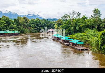 En Thaïlande, dans la province de Kanchanaburi, il y a beaucoup de bateaux à moteur la célèbre rivière kwai Banque D'Images