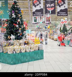 Les gens dans le masque de visage avec des boules de noël d'achats dans la boutique de cadeaux. Lifestyle, une célébration de la pandémie du coronavirus - Moscou, Russie, 25 novembre 2020 Banque D'Images