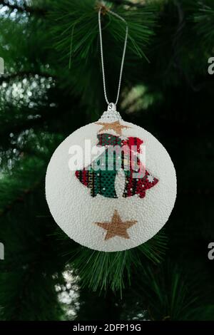 Une belle décoration de boule blanche ornant un arbre de Noël. Banque D'Images
