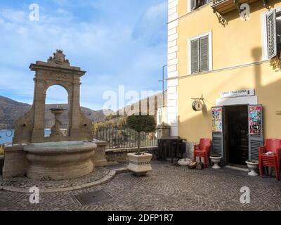 Un bar et trattoria dans la petite ville de Castel di Tora près du lac Turano - Rieti, Italie Banque D'Images