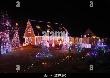 HÄLLESTAD, SUÈDE- 2 DÉCEMBRE 2020: Propriétaire d'une maison qui a fait un spectacle de musique et de lumière dans sa maison en ces temps de corona sombre. Jusqu'à 32601 lampes sont situées sur le tracé. Si vous passez la maison en voiture, vous pouvez régler le son avec l'autoradio. Photo Jeppe Gustafsson Banque D'Images