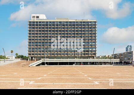 Tel Aviv, Israël - 1er novembre 2020 : Municipalité de tel Aviv Yafo Construction de la place Rabin dans le centre de tel Aviv par une journée ensoleillée. La place Rabin est a été le site de nombreux rassemblements politiques, défilés et autres événements publics. Photo de haute qualité Banque D'Images