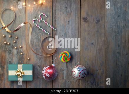 Accessoires de Noël, y compris boîte cadeau, boules et bonbons avec spac pour le texte Banque D'Images