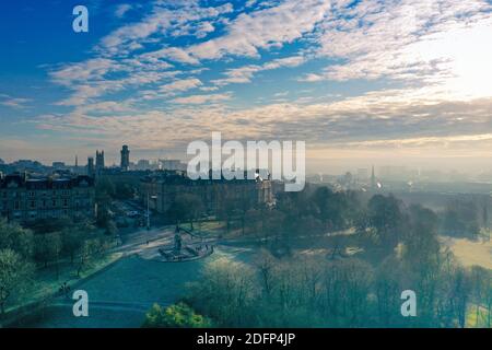 Glasgow, Royaume-Uni. 6 décembre 2020. Commencez la journée par un ciel dégagé et un brouillard au-dessus du Clyde. Voir vue sur Park Circus et Kelvingrove Park crédit: ALAN OLIVER/Alay Live News Banque D'Images