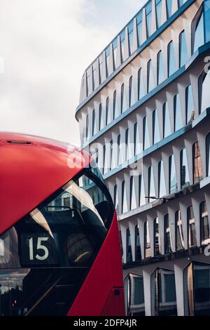 Un bus rouge de Londres dans la City de Londres Banque D'Images