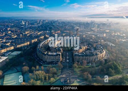 Glasgow, Royaume-Uni. 6 décembre 2020. Commencez la journée par un ciel dégagé et un brouillard au-dessus du Clyde. Voir vue sur Park Circus et Kelvingrove Park crédit: ALAN OLIVER/Alay Live News Banque D'Images