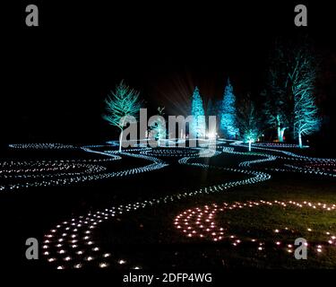 Des motifs de lumière tourbillonnants et en constante évolution dans un champ sur le sentier des lumières de Noël de Blenheim. Banque D'Images