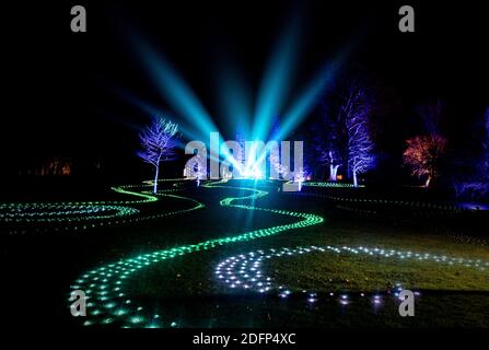 Des motifs de lumière tourbillonnants et en constante évolution dans un champ sur le sentier des lumières de Noël de Blenheim. Banque D'Images