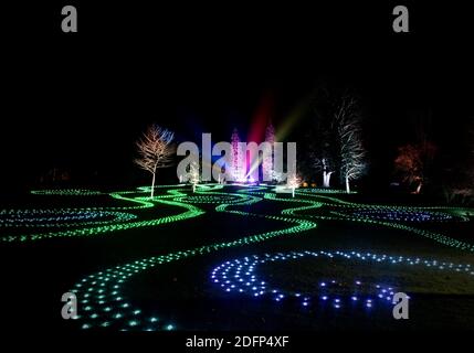 Des motifs de lumière tourbillonnants et en constante évolution dans un champ sur le sentier des lumières de Noël de Blenheim. Banque D'Images