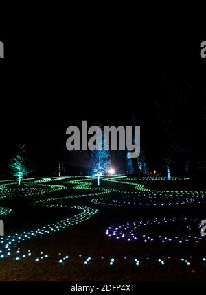 Des motifs de lumière tourbillonnants et en constante évolution dans un champ sur le sentier des lumières de Noël de Blenheim. Banque D'Images