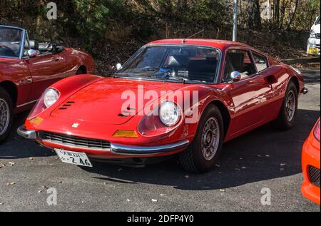 Une petite voiture de sport Ferrari Dino 246 GT rouge des années 1970 garée à l'extérieur sous le soleil à Kyoto, au Japon Banque D'Images