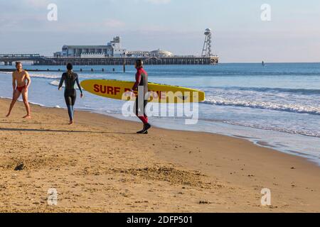 Bournemouth, Dorset, Royaume-Uni. 6 décembre 2020. Météo au Royaume-Uni : les plages sont occupées tandis que les gens se dirigent vers le bord de mer pour faire de l'exercice et de l'air frais et pour profiter du soleil sur une journée froide, mais ensoleillée sur les plages de Bournemouth. Bournemouth LifeGuards en formation. Crédit : Carolyn Jenkins/Alay Live News Banque D'Images