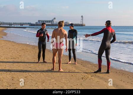 Bournemouth, Dorset, Royaume-Uni. 6 décembre 2020. Météo au Royaume-Uni : les plages sont occupées tandis que les gens se dirigent vers le bord de mer pour faire de l'exercice et de l'air frais et pour profiter du soleil sur une journée froide, mais ensoleillée sur les plages de Bournemouth. Bournemouth LifeGuards en formation. Crédit : Carolyn Jenkins/Alay Live News Banque D'Images