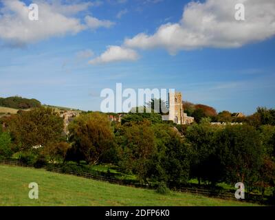 Abbotsbury et église vue de Chapel Hill, Dorset. Banque D'Images