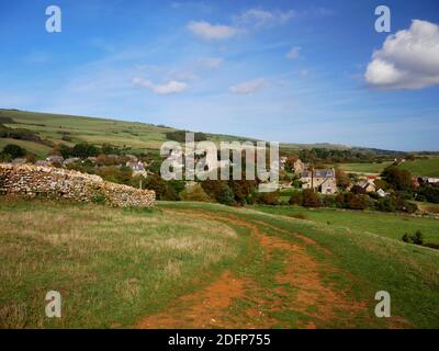 Abbotsbury et église vue de Chapel Hill, Dorset. Banque D'Images