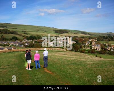 Abbotsbury et église vue de Chapel Hill, Dorset. Banque D'Images