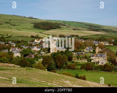 Abbotsbury et église vue de Chapel Hill, Dorset. Banque D'Images