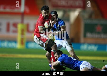 Llanelli, Royaume-Uni. 05e décembre 2020. Taulupe Faletau, du pays de Galles, est attaqué. Match de rugby de la coupe de l'automne des Nations, pays de Galles contre Italie au Parc y Scarlets de Llanelli, pays de Galles du Sud, le samedi 5 décembre 2020. Cette image ne peut être utilisée qu'à des fins éditoriales. Usage éditorial seulement, photo par Andrew Orchard/Andrew Orchard sports photographie/Alamy Live News crédit: Andrew Orchard sports photographie/Alamy Live News Banque D'Images