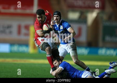 Llanelli, Royaume-Uni. 05e décembre 2020. Taulupe Faletau, du pays de Galles, est attaqué. Match de rugby de la coupe de l'automne des Nations, pays de Galles contre Italie au Parc y Scarlets de Llanelli, pays de Galles du Sud, le samedi 5 décembre 2020. Cette image ne peut être utilisée qu'à des fins éditoriales. Usage éditorial seulement, photo par Andrew Orchard/Andrew Orchard sports photographie/Alamy Live News crédit: Andrew Orchard sports photographie/Alamy Live News Banque D'Images