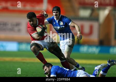 Llanelli, Royaume-Uni. 05e décembre 2020. Taulupe Faletau, du pays de Galles, est attaqué. Match de rugby de la coupe de l'automne des Nations, pays de Galles contre Italie au Parc y Scarlets de Llanelli, pays de Galles du Sud, le samedi 5 décembre 2020. Cette image ne peut être utilisée qu'à des fins éditoriales. Usage éditorial seulement, photo par Andrew Orchard/Andrew Orchard sports photographie/Alamy Live News crédit: Andrew Orchard sports photographie/Alamy Live News Banque D'Images