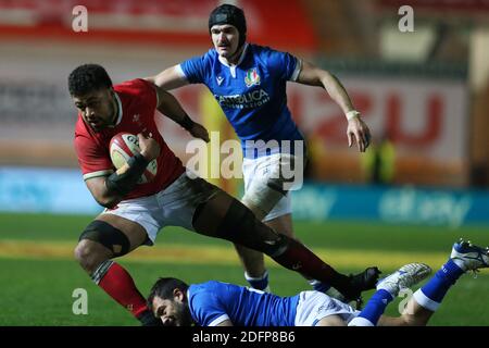 Llanelli, Royaume-Uni. 05e décembre 2020. Taulupe Faletau, du pays de Galles, est attaqué. Match de rugby de la coupe de l'automne des Nations, pays de Galles contre Italie au Parc y Scarlets de Llanelli, pays de Galles du Sud, le samedi 5 décembre 2020. Cette image ne peut être utilisée qu'à des fins éditoriales. Usage éditorial seulement, photo par Andrew Orchard/Andrew Orchard sports photographie/Alamy Live News crédit: Andrew Orchard sports photographie/Alamy Live News Banque D'Images