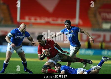 Llanelli, Royaume-Uni. 05e décembre 2020. Taulupe Faletau, du pays de Galles, est attaqué. Match de rugby de la coupe de l'automne des Nations, pays de Galles contre Italie au Parc y Scarlets de Llanelli, pays de Galles du Sud, le samedi 5 décembre 2020. Cette image ne peut être utilisée qu'à des fins éditoriales. Usage éditorial seulement, photo par Andrew Orchard/Andrew Orchard sports photographie/Alamy Live News crédit: Andrew Orchard sports photographie/Alamy Live News Banque D'Images