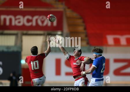 Llanelli, Royaume-Uni. 05e décembre 2020. Callum Sheedy du pays de Galles (10), Louis Rees-Zammit du pays de Galles (c) Federico Mori d'Italie (r) saut pour une balle haute. Match de rugby de la coupe de l'automne des Nations, pays de Galles contre Italie au Parc y Scarlets de Llanelli, pays de Galles du Sud, le samedi 5 décembre 2020. Cette image ne peut être utilisée qu'à des fins éditoriales. Usage éditorial seulement, photo par Andrew Orchard/Andrew Orchard sports photographie/Alamy Live News crédit: Andrew Orchard sports photographie/Alamy Live News Banque D'Images