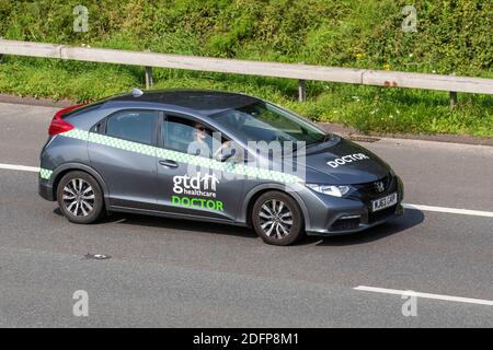 GTD Healthcare SIGNE MÉDECIN ; Honda Civic I-DTEC se 2013 gris ; circulation automobile, véhicules en mouvement, voitures, véhicule roulant sur les routes britanniques, moteurs, conduite sur l'autoroute M6 réseau routier britannique. Banque D'Images