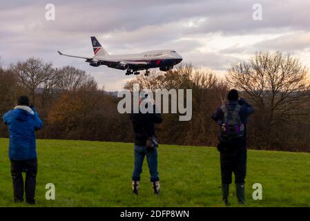 Dernier vol de l'avion géant Boeing 747 de British Airways G-BNLY dans le cadre de la peinture rétro de Landor centenaire débarquant à Dunsfold avec des photographes Banque D'Images