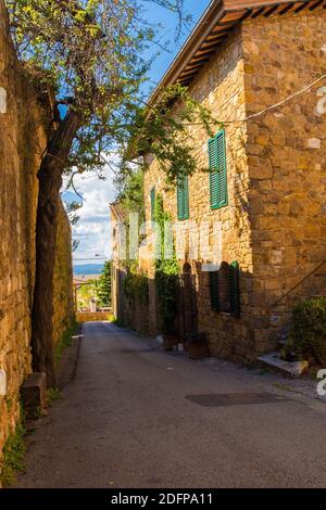 Une route résidentielle dans le village médiéval historique de San Quirico d'Orcia, province de Sienne, Toscane, Italie Banque D'Images