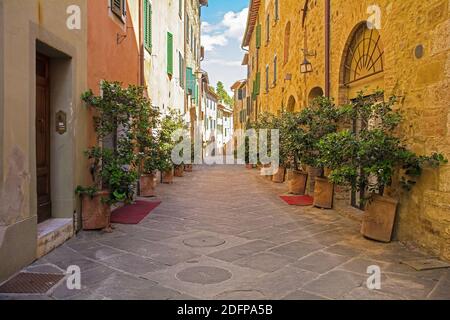 Une route résidentielle dans le village médiéval historique de San Quirico d'Orcia, province de Sienne, Toscane, Italie Banque D'Images