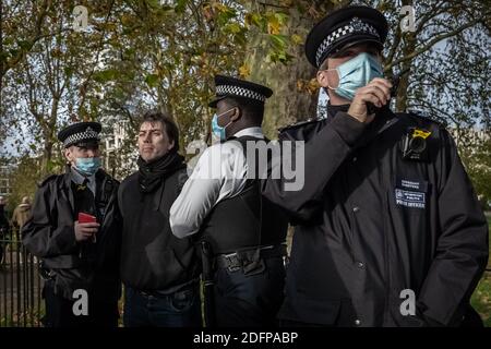 Des partisans de Tommy Robinson ont arrêté Speakers’ Corner à Hyde Park sous la surveillance de la police. Londres, Royaume-Uni. Banque D'Images