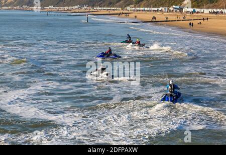 Bournemouth, Dorset, Royaume-Uni. 6 décembre 2020. Météo au Royaume-Uni : jet ski sur une journée froide mais ensoleillée à la plage de Bournemouth. Jet ski jet ski jet ski jet ski jet ski jet ski jet ski jet ski jet ski jet ski jet ski jet ski jet ski jet ski. Crédit : Carolyn Jenkins/Alay Live News Banque D'Images