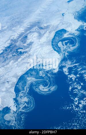 RUSSIE - 15 mars 2015 - flotteurs de glace le long du Le littoral de Kamchatka est présenté dans cette image photographiée par un Membre de l'équipage de l'expédition 30 sur le stagiaire Banque D'Images