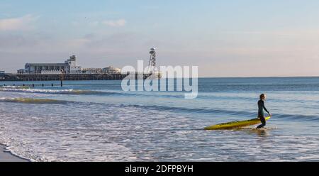 Bournemouth, Dorset, Royaume-Uni. 6 décembre 2020. Météo au Royaume-Uni : les plages sont occupées tandis que les gens se dirigent vers le bord de mer pour faire de l'exercice et de l'air frais et pour profiter du soleil sur une journée froide, mais ensoleillée sur les plages de Bournemouth. Bournemouth LifeGuards en formation. Crédit : Carolyn Jenkins/Alay Live News Banque D'Images